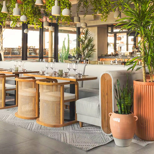 تصميم أثاث مطعم داخلي تجاري متكامل حسب الطلب، أثاث فاخر للفنادق والمقاهي، مجموعة طاولات وكراسي ومقاعد - Product Image 1