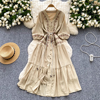 Robes longues d'été vintage ethniques brodées à col en V, manches bouffantes, boutonnées sur le devant, avec ceinture, à volants, pour femmes