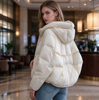 Veste matelassée courte à capuche crème pour femme, style décontracté, idéale pour l'hiver et le streetwear quotidien, personnalisable OEM – Grande Vente