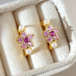 Elegantes Pendientes de Aro Florales con Perlas y Circonitas Rosas, Chapados en Oro de 18K, de Latón, Joyería al por Mayor - Product Image 2