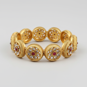 Brazaletes únicos de latón Kundan, diseñados con grandes eslabones circulares texturizados y en forma de cúpula, disponibles a precios de mayorista. - Product Image 1