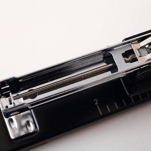 <span class=keywords><strong>Agrafeuse</strong></span> électrique mini en plastique à bras <span class=keywords><strong>long</strong></span> pour reliure centrale, machine à relier le papier A3 par agrafage à cheval - Product Image 3