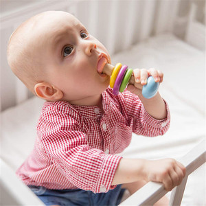 4 pz Set di sonagli per bambini colorati e biologici sicuro per uso alimentare in legno sonaglio braccialetto massaggiagengive Set Montessori giocattolo per bambini - Product Image 3