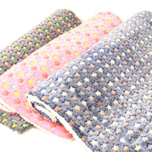 Manta para Mascotas Yommy 70x120cm, Felpa Suave para Perros y Gatos, Cálida y Acogedora - Product Image 5