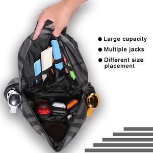 Mochila multifuncional para herramientas de peluquería y barbería, negra, con correa para el hombro y bolsillos de malla. - Product Image 2