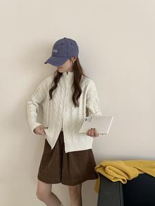 Pull en tricot doux et confortable pour femme TP20, col en V, épais, vintage, hiver, anti-boulochage - Product Image 2