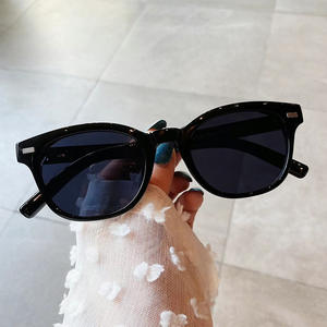 Lunettes de soleil polarisées UV400 pour femmes Qianai, verres AC, rivets à points, style rétro, monture noire, J4-20138 - Product Image 2