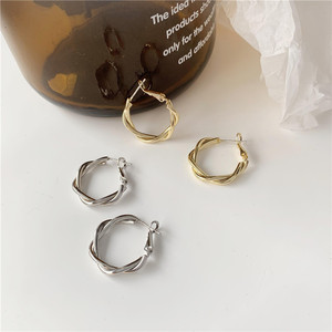 All'ingrosso delle signore a buon mercato semplice oro Dainty cerchio cinese orecchini chirurgici in acciaio inox all'ingrosso Made in China per le donne - Product Image 5