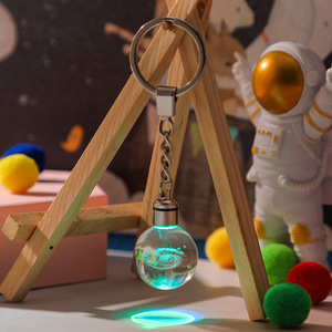 Nouveautés Porte-clés en cristal lumineux LED coloré, pendentif Poké Ball, porte-clés en cristal, porte-clés pour cadeau <span class=keywords><strong>de</strong></span> sportif préféré - Product Image 1