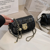 Sac bandoulière matelassé mini carré pour femme en cuir PU brillant avec rabat et chaîne dorée, idéal pour le quotidien