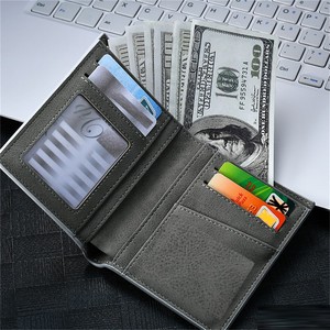 Portefeuille en cuir souple de luxe au design unique pour homme, finition en cuir souple avec rangement sécurisé pour cartes, disponible à la vente - Product Image 3