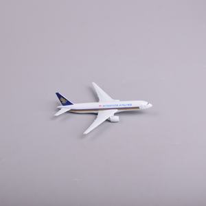 โมเดลเครื่องบินโลหะผสมสเกล <span class=keywords><strong>400</strong></span> ของสายการบินสิงคโปร์ โบอิ้ง <span class=keywords><strong>B777</strong></span> ขนาด 16 ซม. แบบจำลองสมจริงสูง พร้อมฐานตั้งโชว์ ของขวัญส่งเสริมการขาย - Product Image 6
