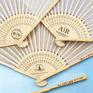 Elegantes Abanicos de Boda Personalizados para Invitados, Plegables, de Madera y Tela Tipo Seda, Grabados, Rústicos, Románticos, para Despedida de Soltera - Product Image 1