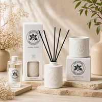Diffuseur de parfum en céramique blanche de 200 ml personnalisé par Arovi-Factory, avec bâtonnets noirs et boîte cadeau avec fenêtre.