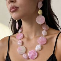 Ensemble de 2 pièces : Collier ras du cou et boucles d'oreilles pendantes à motif marbre rose, style bohème, bijoux volumineux pour femme