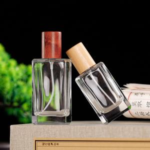 Nuevo Diseño de Botella de Spray de Vidrio Cuadrada y Gruesa de 30 ml, 50 ml y 100 ml con Tapa de Madera - Product Image 4