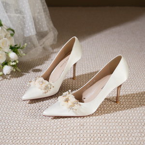 Escarpins de mariée tendance en satin uni, à bout pointu, talon aiguille, décor floral, chaussures de mariage à talon haut 6681-30B - Product Image 1