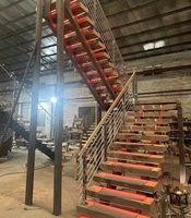 Escaliers en acier modernes de style américain VIKO avec marches en bois, matériau en chêne rouge américain, éclairage personnalisé