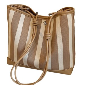 Bolso de mujer de moda con rayas rosas y marrones, diseño de combinación de lona y cuero - Product Image 1