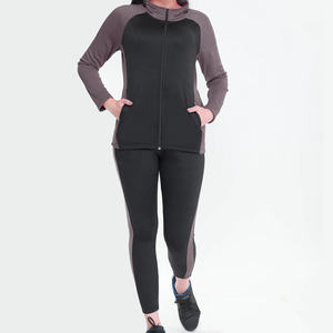 Conjunto deportivo ajustado para mujer que combina un top corto elegante y pantalones deportivos ajustados para el gimnasio, la calle y un estilo de vida urbano. - Product Image 6