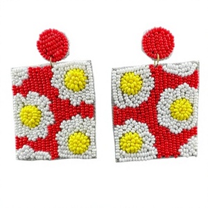 Boucles d'oreilles clous perlées faites à la main pour femmes, motif fleur marguerite rouge classique, rectangulaires - Product Image 1