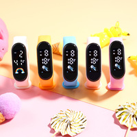 Bon marché, vente en gros, offre spéciale, bracelet d'impression de conception de bande M8, montres LED numériques de sport étanches à écran tactile pour enfants