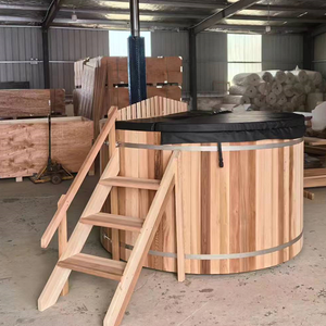 Bain à remous traditionnel en cèdre rouge, artisanal et durable, pour 4 personnes, avec chauffage au bois. - Product Image 1