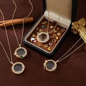YIREPIN Ciondoli Personalizzati per Gioiellieri, Mini Charm con Catene in Ottone Placcato Oro 18k, Collana con Medaglione in Vetro, Vendita all'Ingrosso - Product Image 2