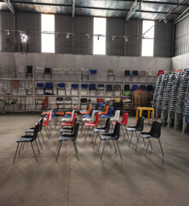 Chaise en plastique empilable moderne et durable avec cadre chromé pour salle de classe, formation, école, église, bureau, événement, salle à manger, concert, usage commercial - Product Image 5