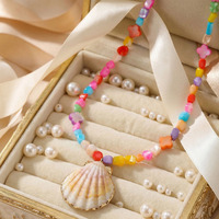 Collier réglable multicolore d'été tropical avec pendentif en coquillage naturel et perles de pierre aux couleurs acidulées, idéal pour les sorties à la plage