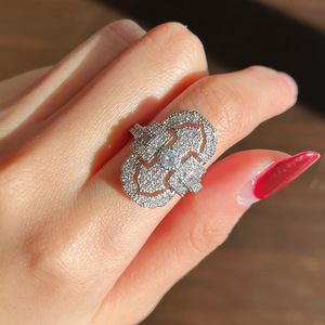 Anello vintage cavo per uomo e donna, ispirato al palazzo, gioiello da dito alla moda. - Product Image 2