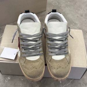 Sneakers décontractées de style rétro grunge de marque renommée, tendance pour hommes et femmes, avec options de personnalisation. - Product Image 4