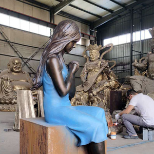 Sculpture de fille assise grandeur nature en bronze sur piédestal, technique de moulage à la cire perdue, finition patinée, statue d'enfant en métal <span class=keywords><strong>laiton</strong></span> antique - Product Image 3