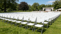 Chaises pliantes en plastique blanc pour mariage en plein air - Design moderne durable, mobilier commercial portable pour villa et parc