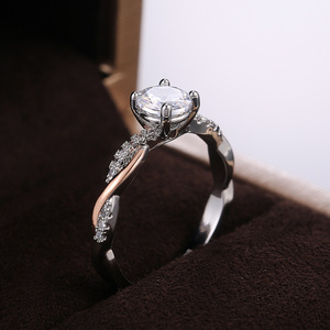 Anello Geometrico Rotondo Bicolore in Rame per Donne, Elegante Gioiello da Dito con Incastonatura a Griffe - Product Image 2