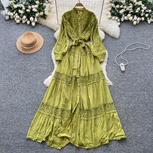 Abito Lungo Elegante in Poliestere Stile Retrò Francese con Cintura e Dettagli in Pizzo Traforato, Chiusura Monopetto, Ideale per la Primavera - Product Image 3