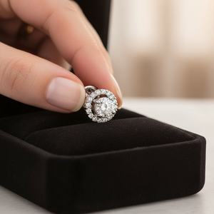 Boucles d'oreilles pour femmes en or blanc plaqué rhodium avec diamant rond véritable style halo - Product Image 3