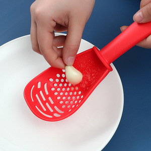 Cuchara coladora multifuncional para cocina con orificios para drenar ajo, jengibre, patatas y arroz, material PP, solo lavar a mano. - Product Image 3