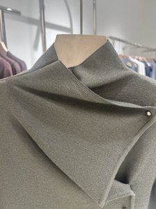 Pull en laine mérinos artisanal luxueux avec mélange de laine confortable et détails complexes" - Product Image 4