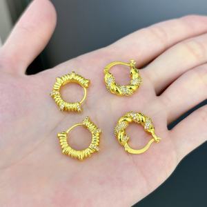 ต่างหูห่วงชุบทองคำแฟชั่นสั่งทำจาก JXX Wholesale ประดับเพชรซิร์คอนทรงเรขาคณิตทันสมัย ทำจากทองเหลือง เหมาะสำหรับเป็นของขวัญสำหรับผู้หญิง - Product Image 5