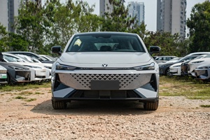 Changan UNI-V 2026, Auto Compacto de Gasolina, 1.5T 192Ps L4, 5 Puertas, 5 Plazas, Hatchback, Auto Chino de Gasolina en Venta - Product Image 3