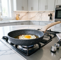 Poêle à frire saine en aluminium, antiadhésive, pour œufs et petit-déjeuner, compatible gaz, électrique et induction, disponible en OEM, avec poignée en bois