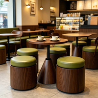 Ensemble de mobilier de restaurant moderne : tables et chaises en bois, banquette de café, canapé pour la restauration