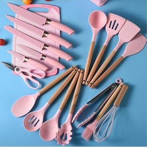 Ensemble d'ustensiles de cuisine en silicone écologiques de 19 pièces avec des poignées en bois, une planche à découper et un seau de rangement - Product Image 2