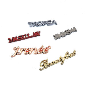 Logotipo de estampado de <span class=keywords><strong>metal</strong></span> personalizado Placa de logotipo de marca de <span class=keywords><strong>metal</strong></span> pequeño Logotipo de letra de <span class=keywords><strong>metal</strong></span> para bolso - Product Image 4