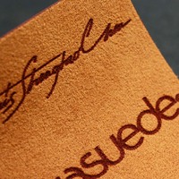 Étiquette en cuir suédé personnalisée à bas prix avec logo en relief pour casquette de camionneur, étiquette en cuir à coudre pour vêtements, à repasser sur les chaussures
