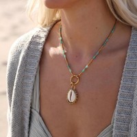 Collier ras du cou pour femme en acier inoxydable avec pendentif coquillage naturel et perles, style sportif et élégant, luxe léger et haut de gamme
