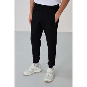 ชุดวอร์มผู้ชาย Air Jones สีแอนทราไซต์ผสมสีดำ รุ่น Jogger ผลิตจากผ้าฝ้ายผสมที่สวมใส่สบาย เหมาะสำหรับกีฬาและกิจกรรมลำลอง - Product Image 6