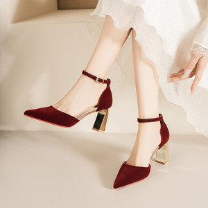 Sandalias de tacón medio grueso con punta en punta y correa en el tobillo, de terciopelo rojo, para un look elegante en bodas. - Product Image 2