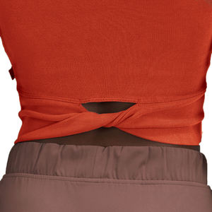 เสื้อกล้ามรัดรูปทรงทวิสต์แบ็คสำหรับผู้หญิง แฟชั่นลำลอง เนื้อผ้านุ่มระบายอากาศดี สีพีชฟัซ แขนสั้น ผ้าไม่ทอ - Product Image 6